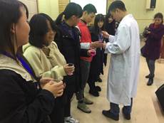 说明: C:\Users\jk160803\Desktop\2018.12.1资料\12.1活动总结及影像资料\照片资料\江津区学校讲座现场游戏互动演示“清水变色”法-廖启东摄.JPG